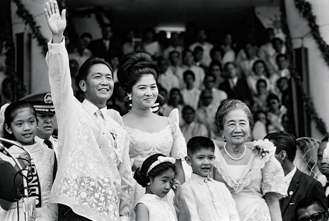 Enlargeable black & white photo of the Marcos family in 1965 with a large crowd behind them