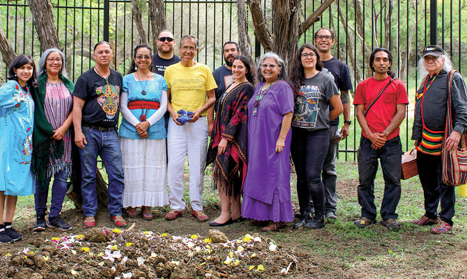 Enlargeable image of a large group of Indigenous people posing for a photo