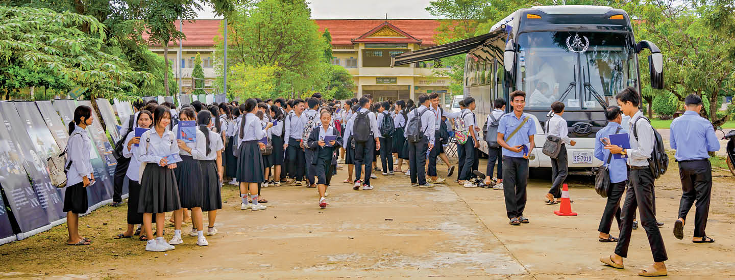 Image of a students getting off a bus